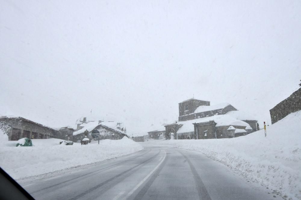 Temporal de nieve, este martes, en el puerto de Pajares