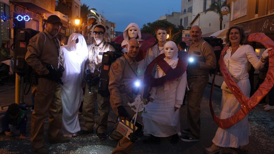 Benicàssim llena las calles con un multitudinario desfile de disfraces