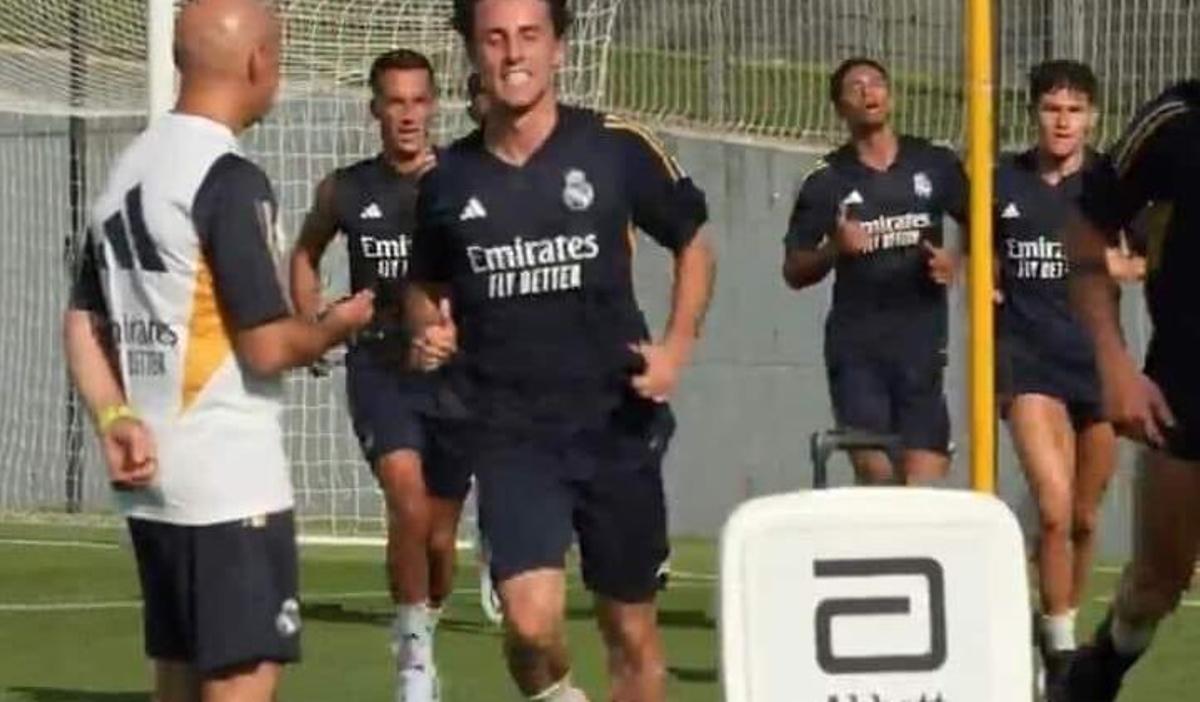 Instante de un entrenamiento del Real Madrid, con Jude Bellingham al fondo.