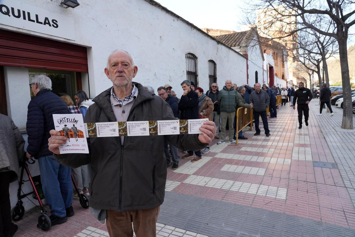 Colas desde primera hora en la plaza de toros de Castelló para comprar las entradas de la Magdalena 2026