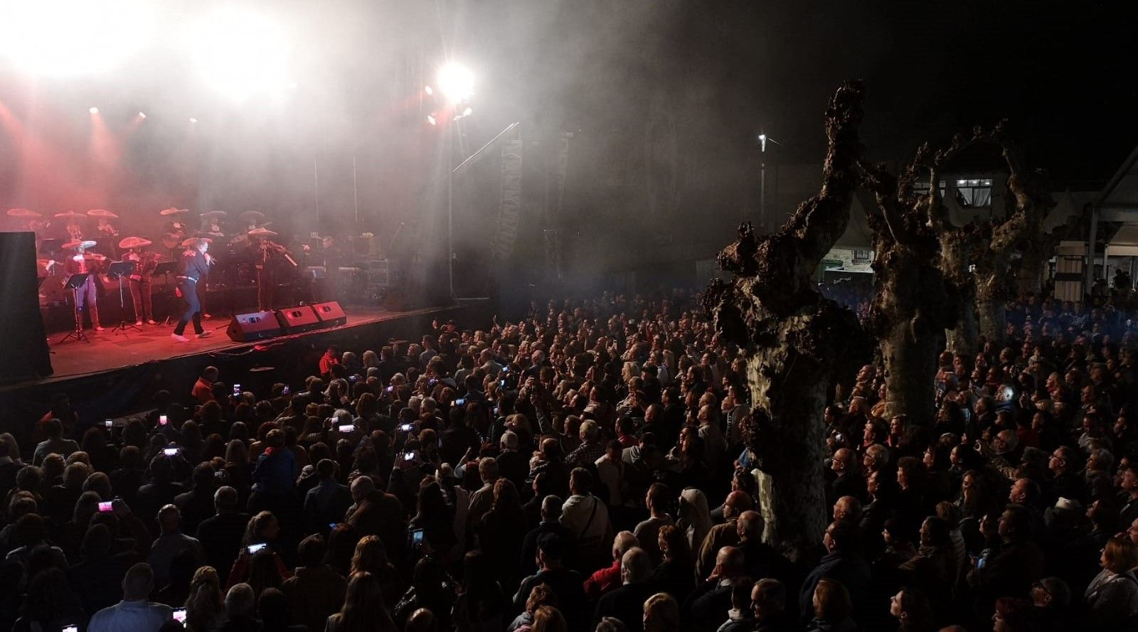Llenazo para ver Bertín Osborne en Panes: las imágenes del gran concierto de las fiestas locales