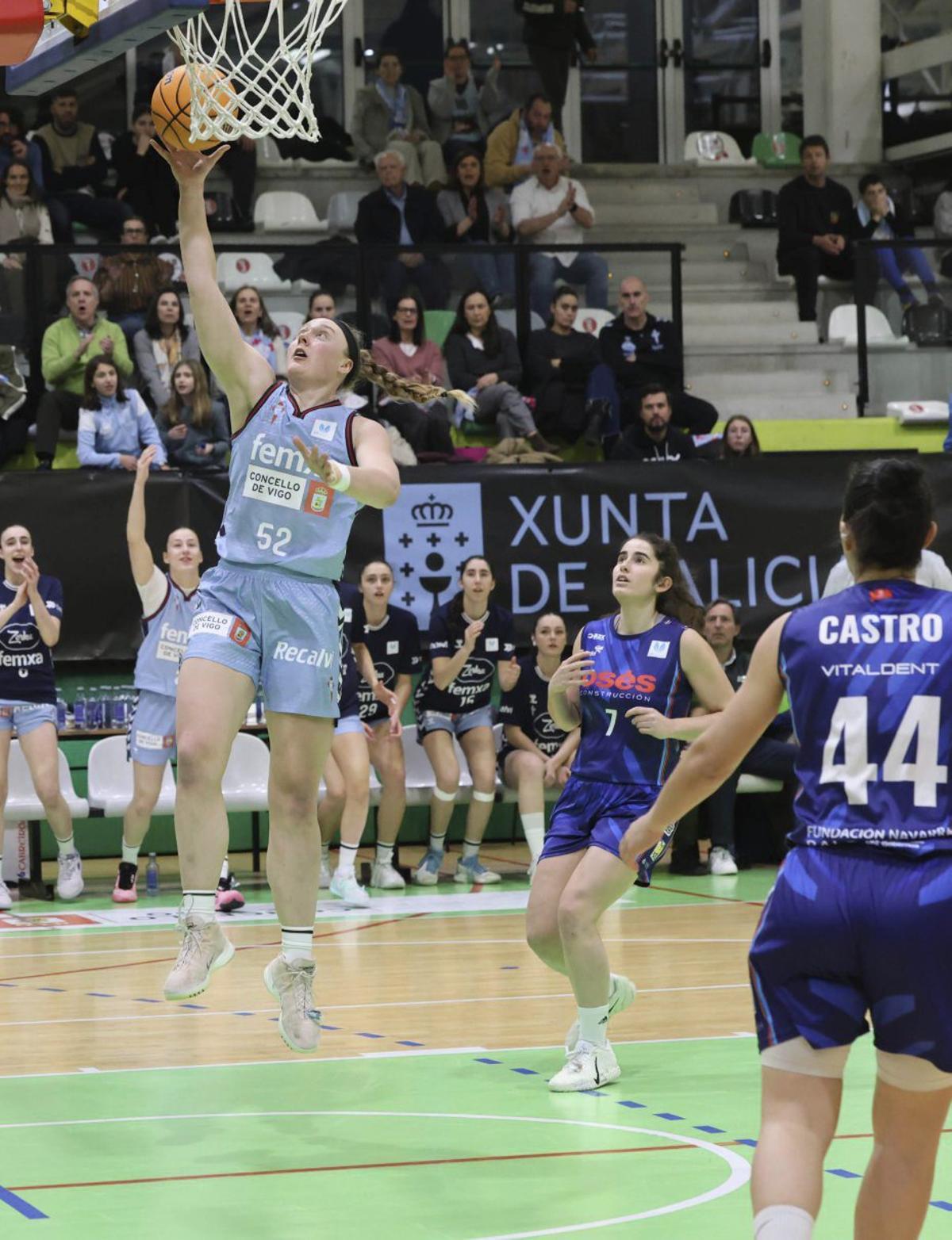 Kelliher, del Celta Femxa Zorka, entra a canasta. | ALBA VILLAR