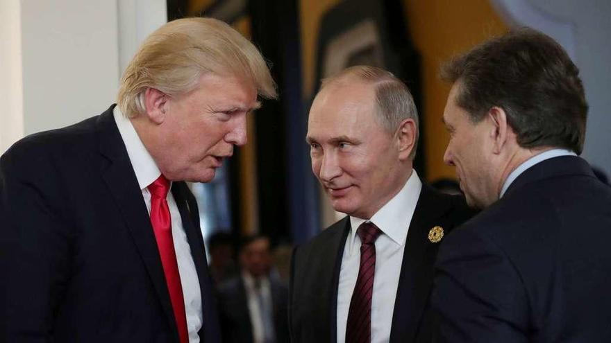 Trump y Putin hablan a través de un intérprete en un receso de la cumbre de la APEC. // Reuters