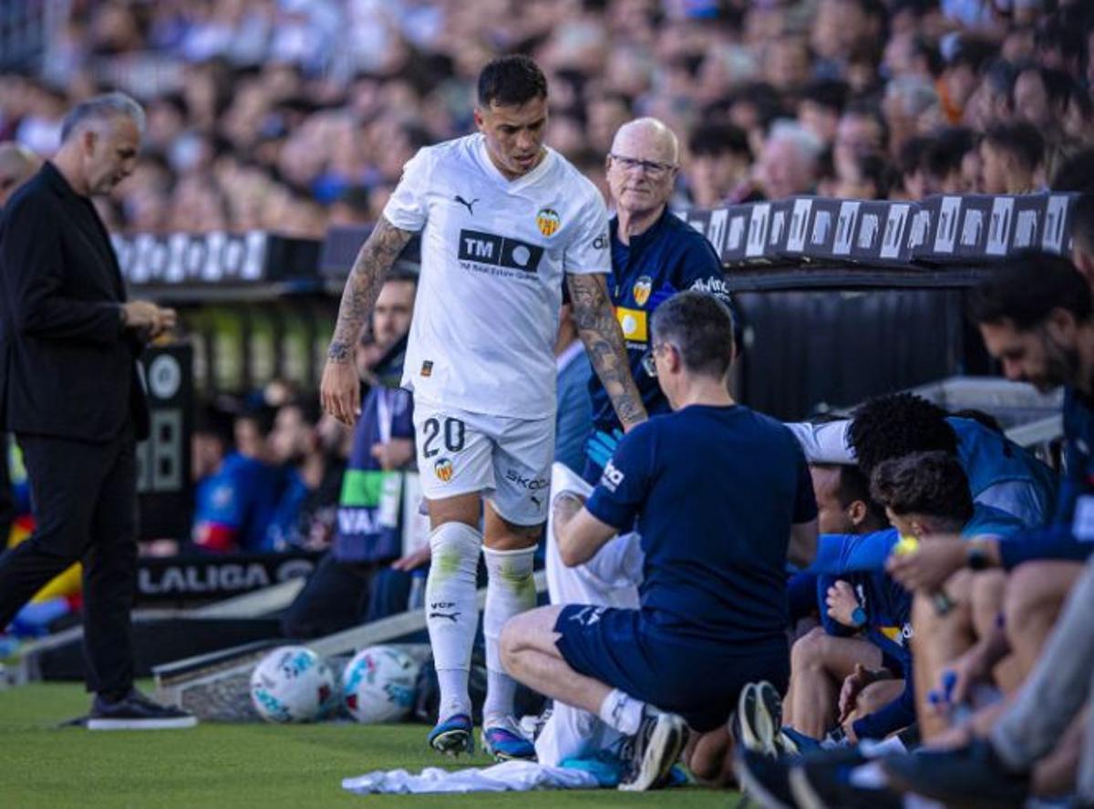Renzo Saravia se retira lesionado de Mestalla ante el Rayo Vallecano