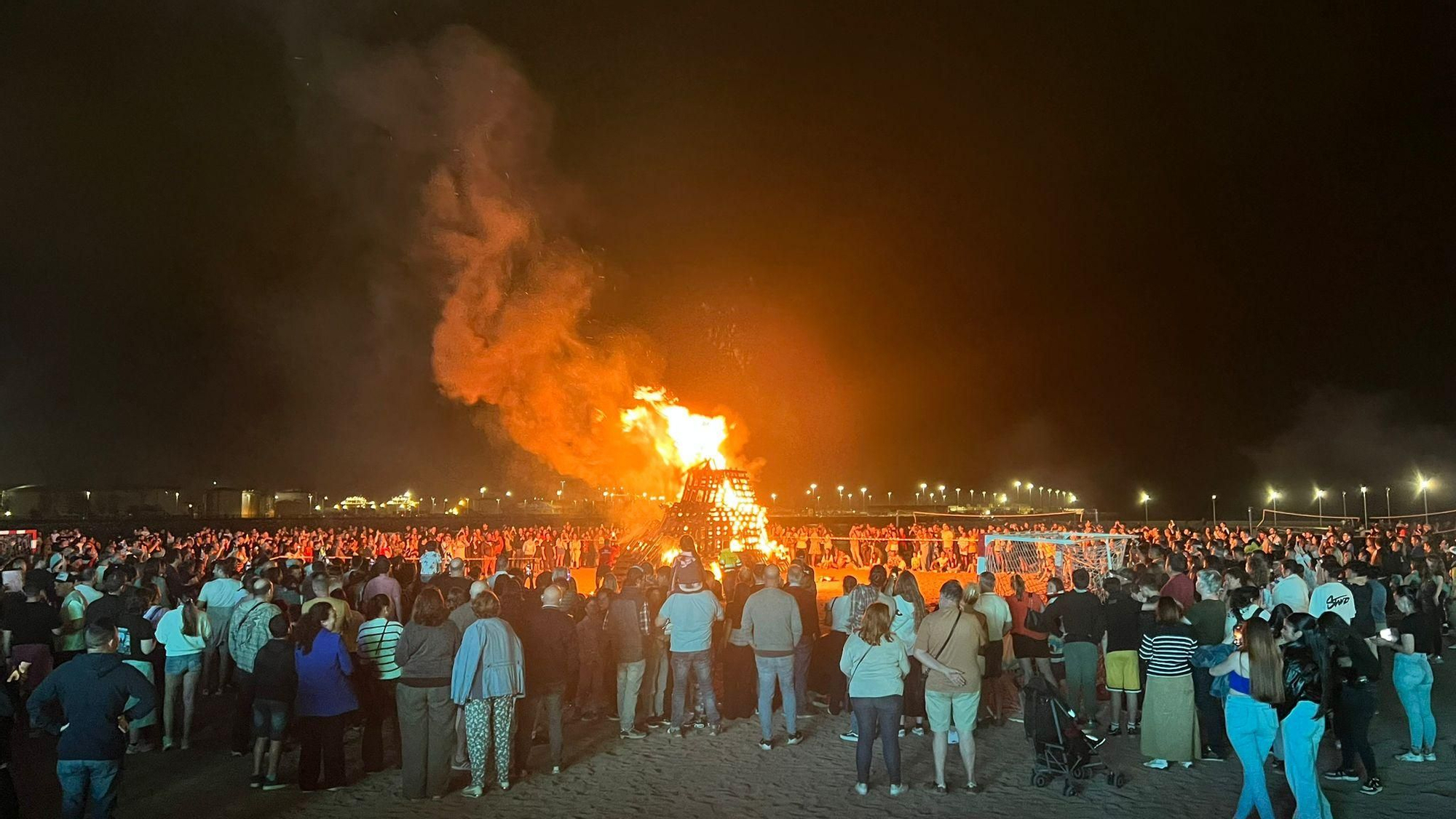 Fuegos artificiales, música, flores, hoguera... la celebración de San Juan en Gijón, en imágenes
