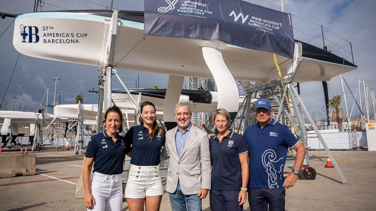 Jaume Collboni visita la base de la Unicredit Youth Americas Cup y de la Puig Womens Americas Cup, con la presencia del CEO de la competición, Grant Dalton, Abby Ehler, y representantes de todos los equipos