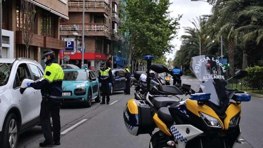 Imagen de un control de la Policía Local en Alicante