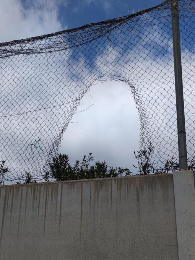 Agujero realizado en la valla de acceso a las instalaciones del club.