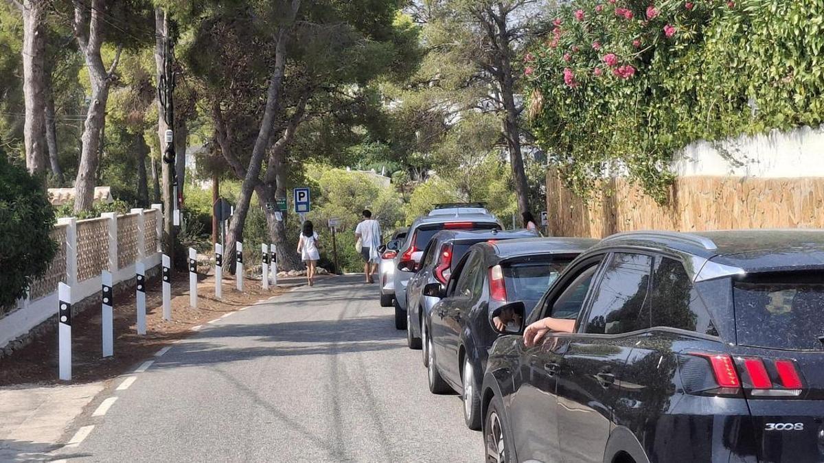 Cola de coches en la barrera que cierra la carretera de la Granadella