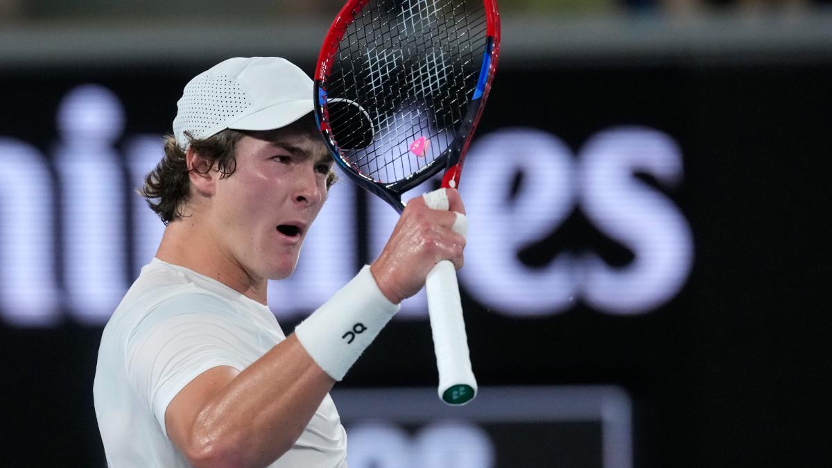 Joao Fonseca celebra ante Rublev