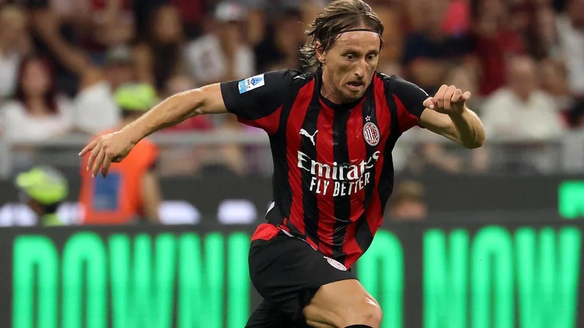 Luka Modric con la camiseta del Milan durante un encuentro.