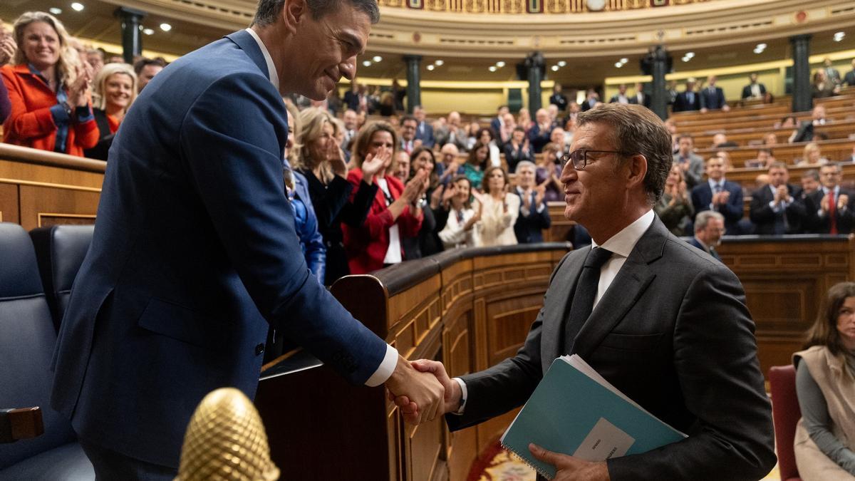 Alberto Núñez Feijóo felicita a Pedro Sánchez tras acabar la votación.