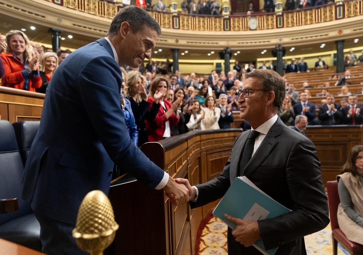 Alberto Núñez Feijóo felicita  a Pedro Sánchez tras acabar la votación.