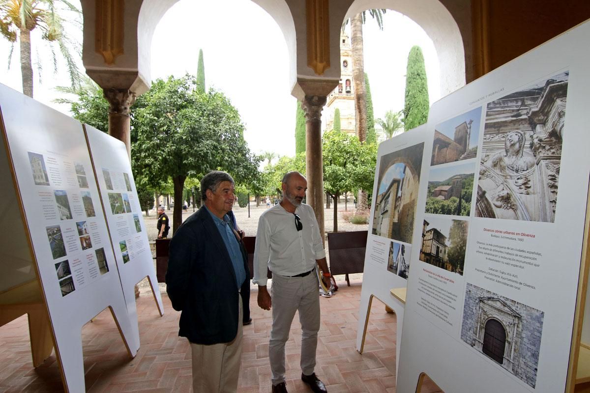 Exposición sobre patrimonio español en el patio de los Naranjos