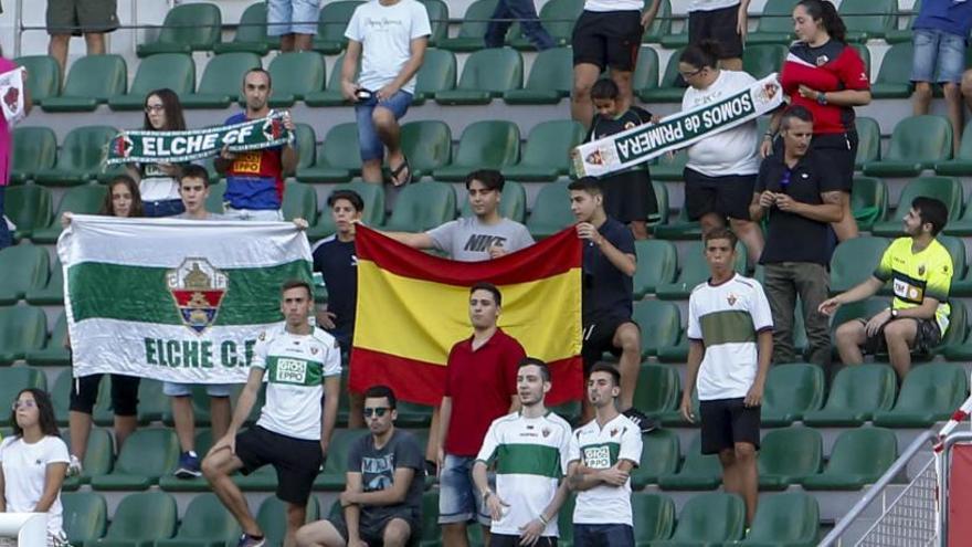 Aficionados del Elche animando en la grada de animación