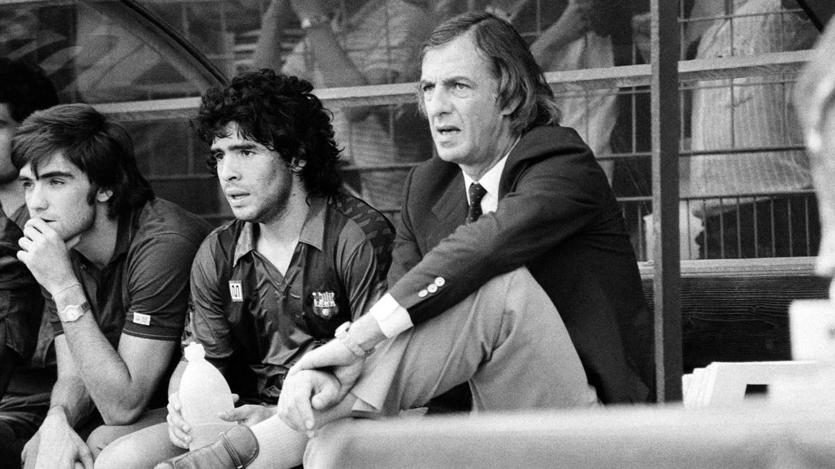 (FILES) FC Barcelona's Diego Maradona (C) his trainer Cesar Luis Menotti (R) and FC Girondins de Bordeaux Alain Giresse are seen during International football tournament in Bordeaux on August 28, 1983. Argentine former football player Cesar Menotti, Argentina's 1978 World Cup winning coach, died at 85, announced the Argentine Football Association on May 5, 2024. (Photo by René JEAN / AFP)