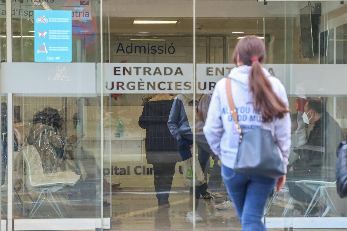 Pacientes a la puerta del hospital Clínico en València en una imagen de archivo.
