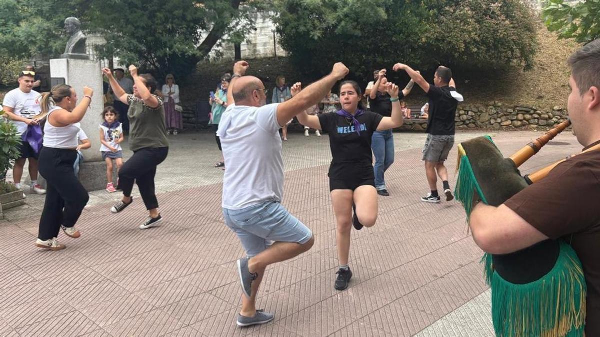 Baile en el concurso "Pozaricando".