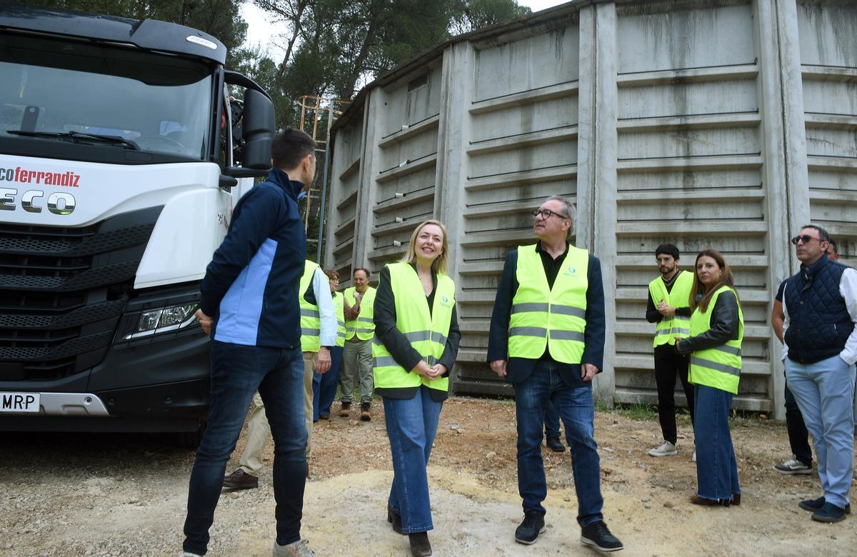 La vicepresidenta de la Diputació en una visita al depósito de agua en Atzeneta d'Albaida.