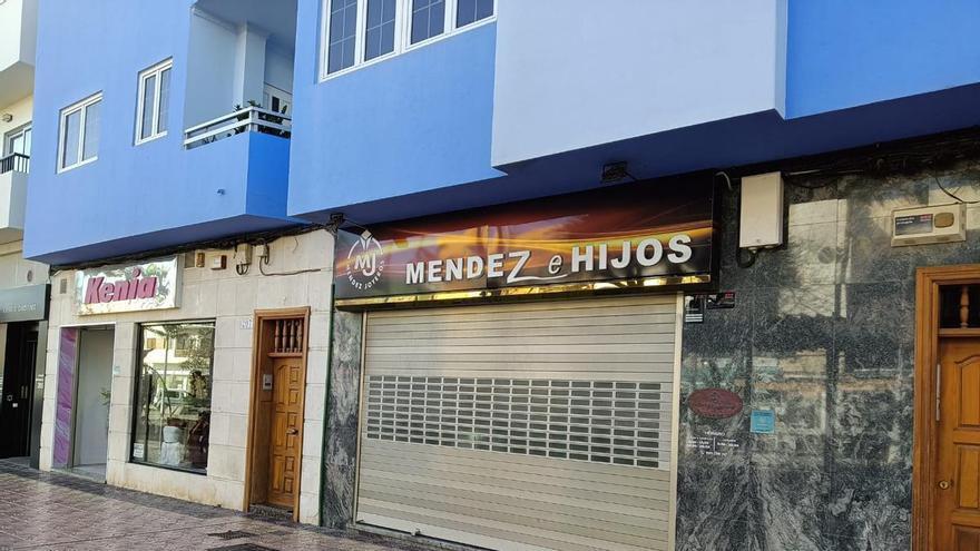 FOTOGALERÍA | Así amanece la joyería de Vecindario tras el asalto