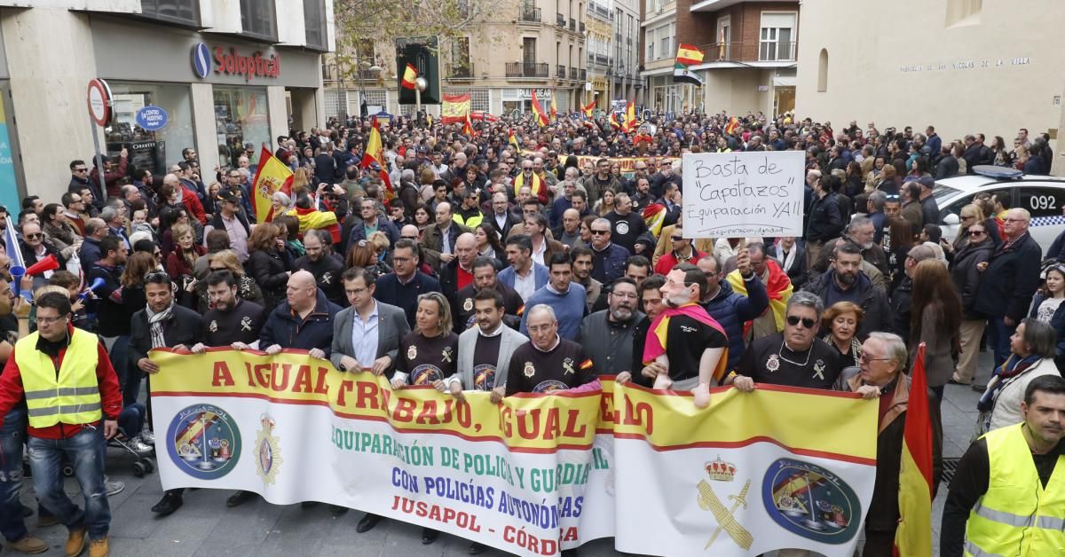 Miles de policías y guardias civiles se manifiestan por la equiparación salarial