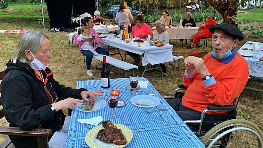 Fiesta familiar, ayer, en una finca de Coirós