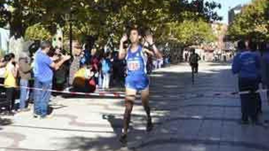 Ángel Nieto, entrando en la meta como ganador.