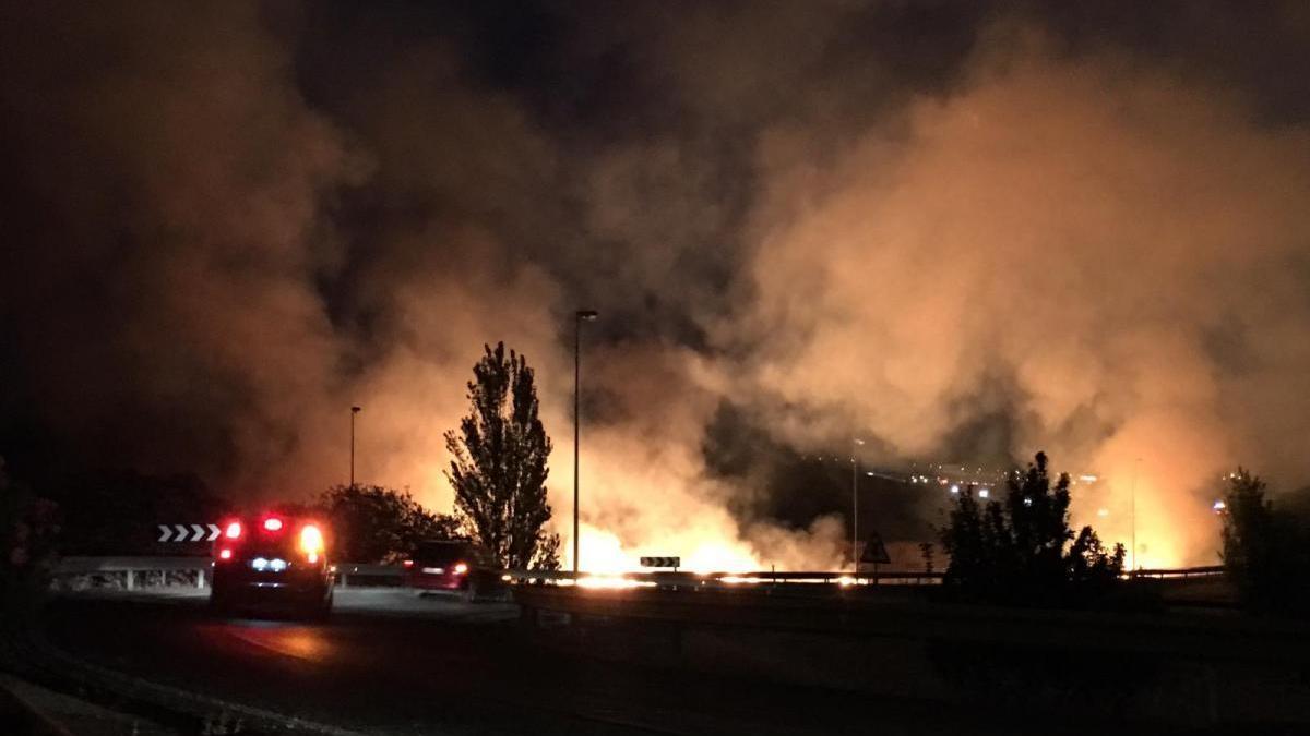 Incendio de pastos junto a la salida 403