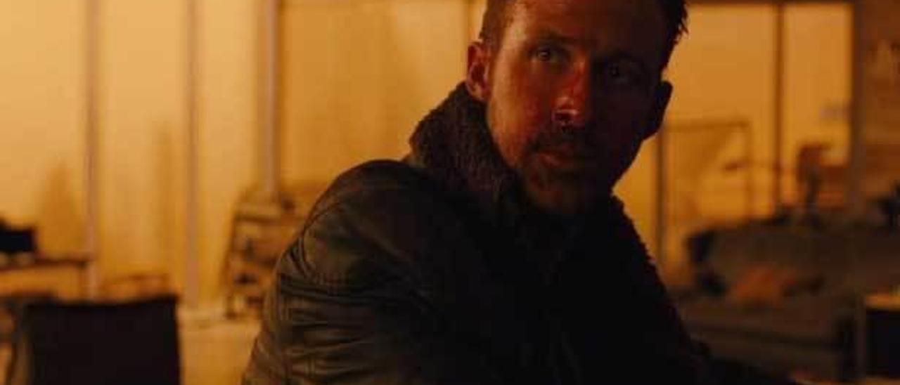 Arriba, Ryan Gosling. Debajo, Ana de Armas señala a Gosling.