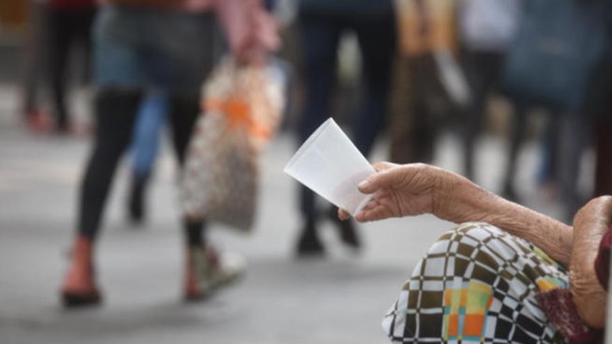 Una persona pide dinero en una calle de Santa Cruz.