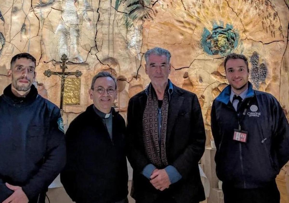 Pierce Brosnan (3.v.l.) in der Kathedrale von Palma.