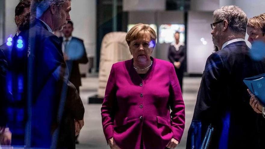 Merkel, ayer, en Berlín, esperando al presidente de Sudáfrica.  // AFP