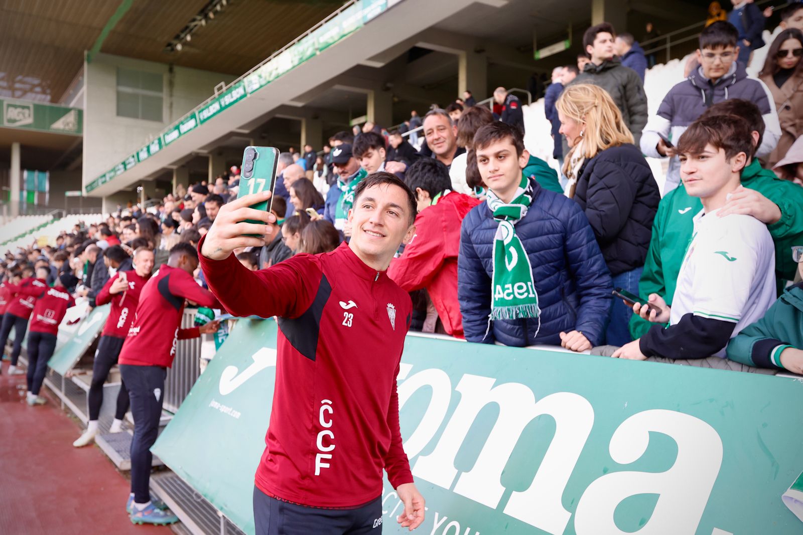 El Córdoba entrena ante su afición en El Arcángel