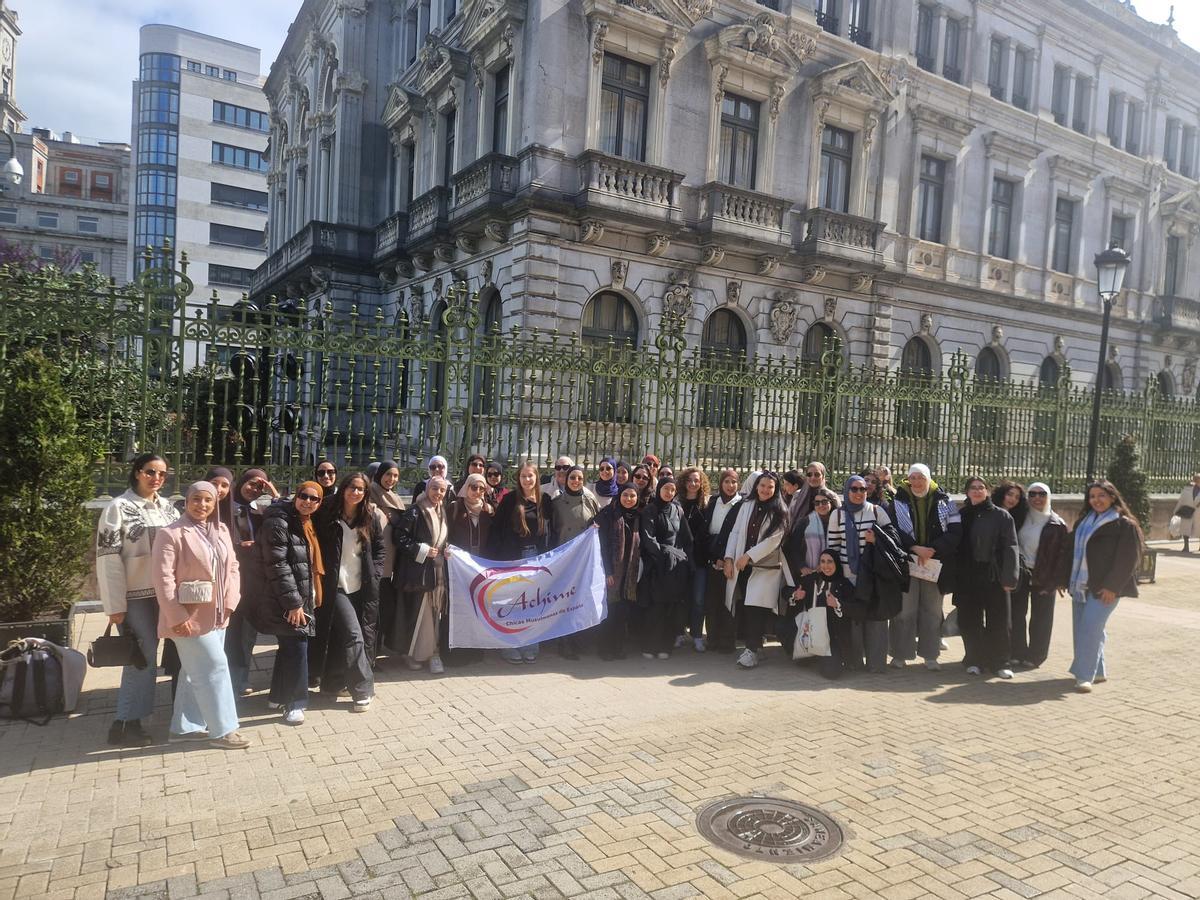 La Asociación de Chicas Musulmanas Españolas posando al lado de la Junta del Principado durante su visita turística a Oviedo.