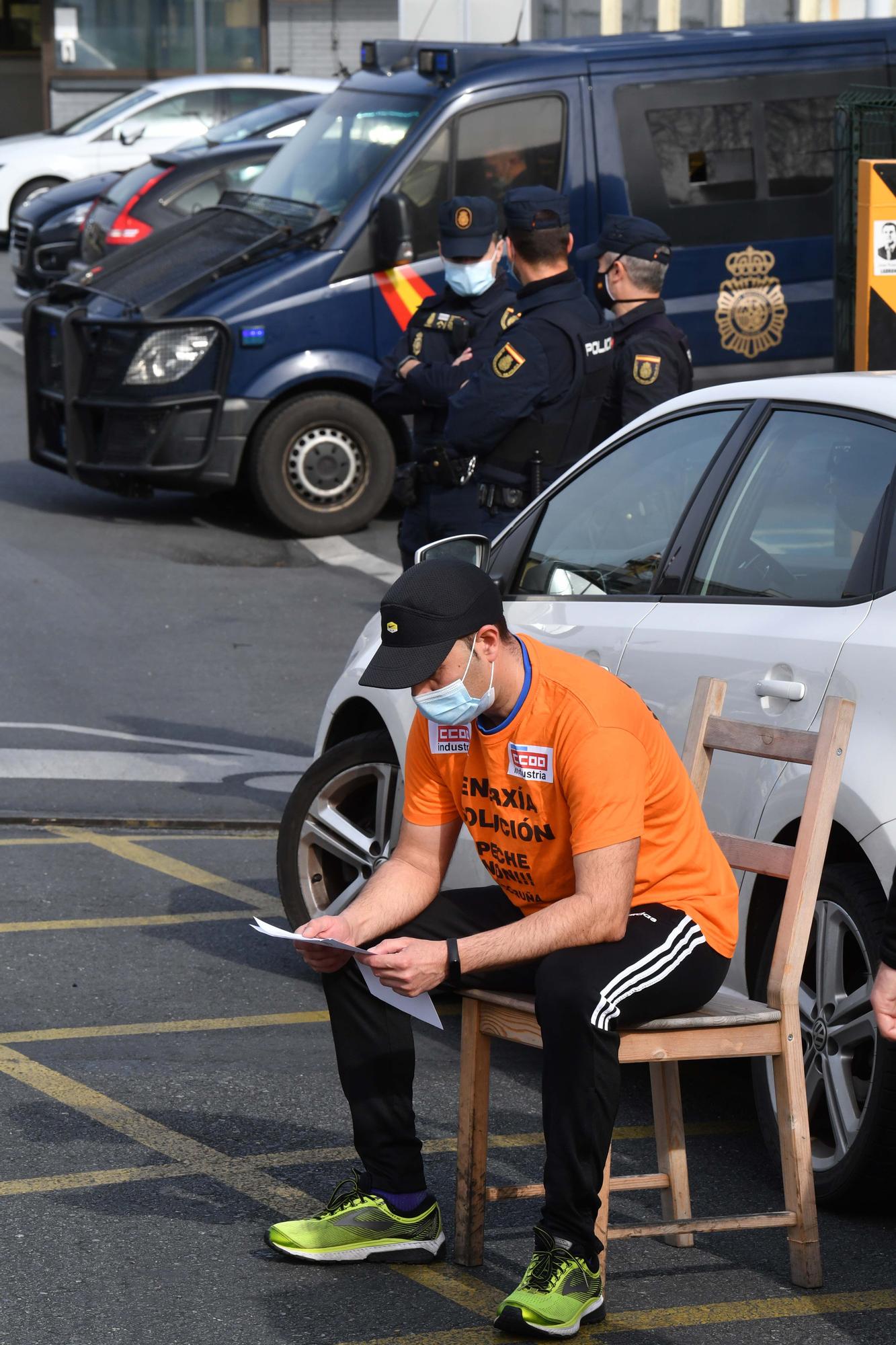 Registro policial en la fábrica de Alú Ibérica