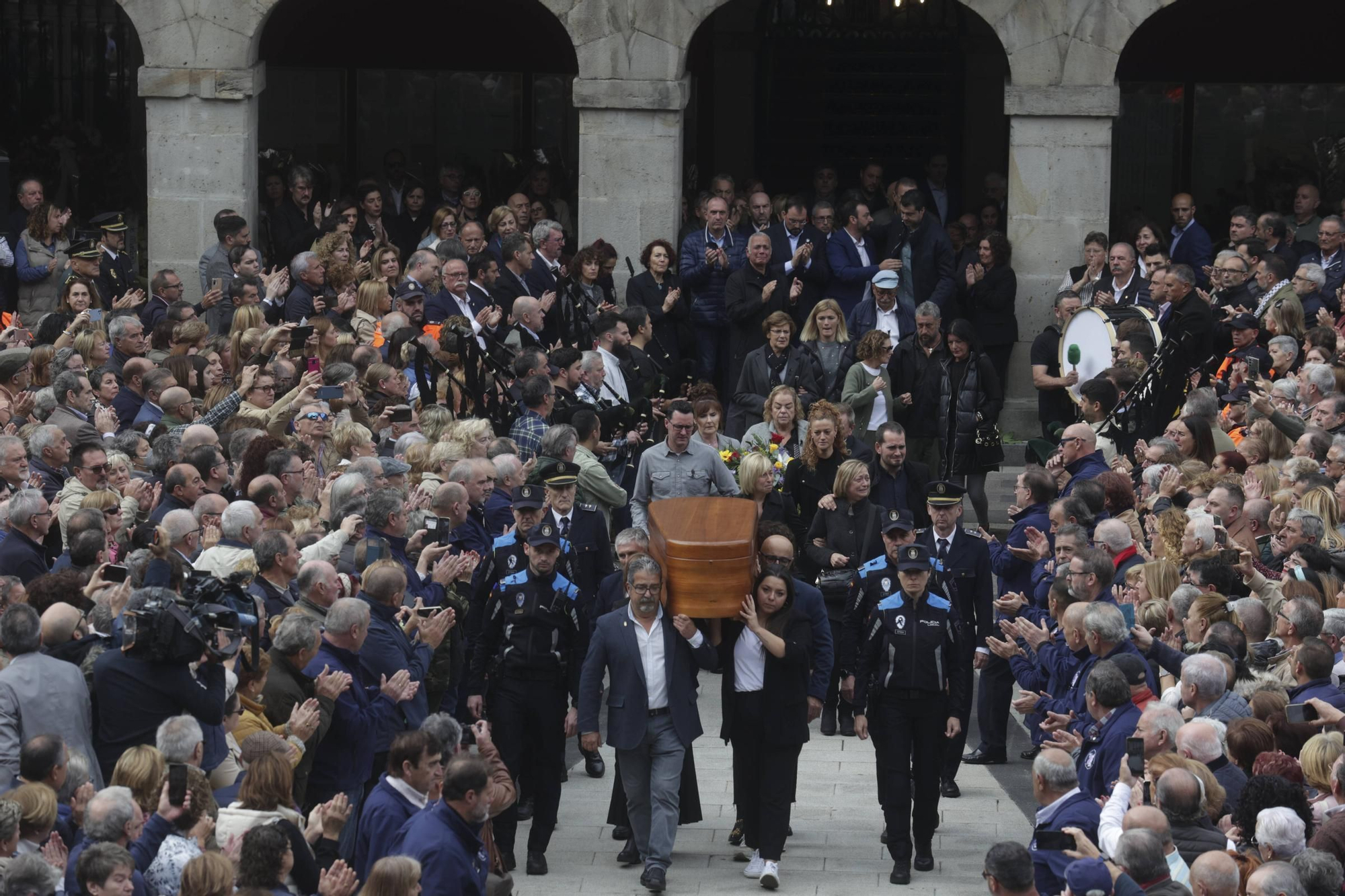 EN IMÁGENES: Mieres se echa a la calle para despedir a su Alcalde, Aníbal Vázquez