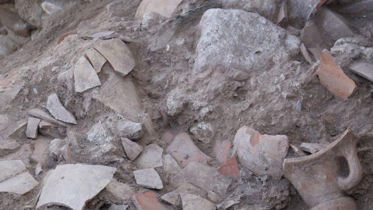 Restos de ánforas halladas en excavaciones. | UMU
