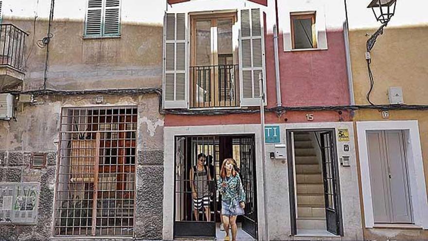 Clientes ayer saliendo del alojamiento de Turismo Interior (TI) situado en la calle Socors, 15.