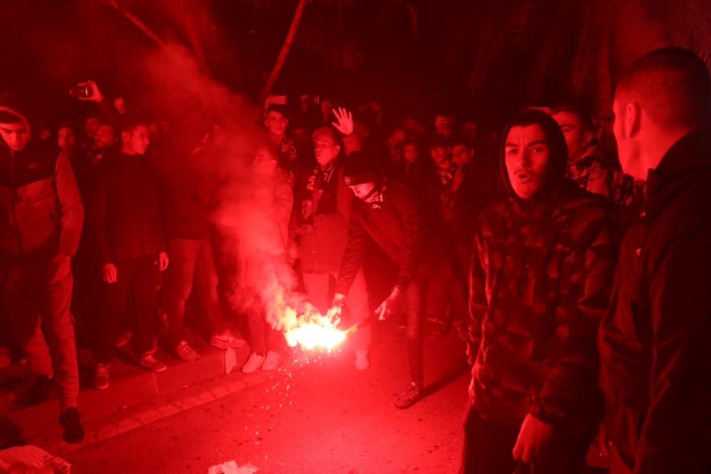 La afición blanquiazul vuelve a demostrar que está con su equipo, inmerso en la lucha por la permanencia, y anima a los jugadores en los exteriores de La Rosaleda.