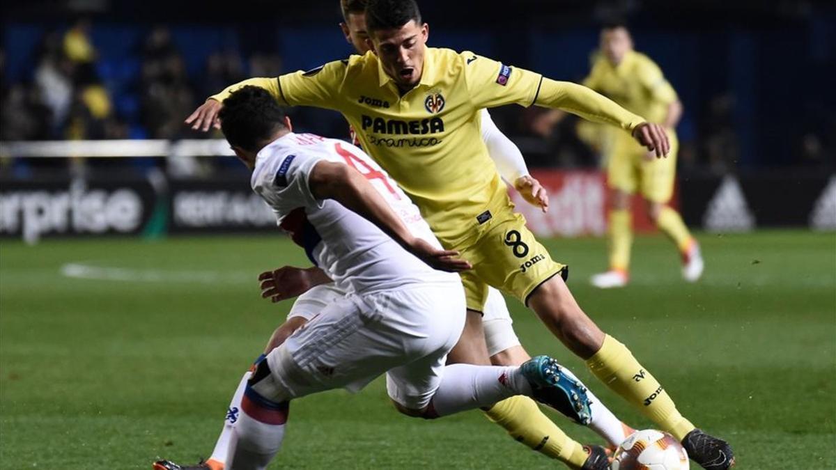 Pablo Fornals trata de superar al zaguero brasileño Rafael durante el primer periodo