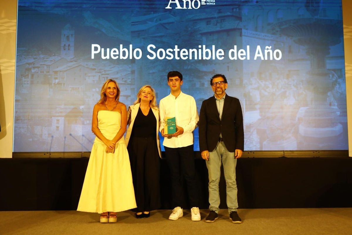 Amparo Martínez Herranz, en representación de Jasa, Enrique Torguet, director de Comunicación y Relaciones Institucionales del Grupo Ágora, y Cristina Sánchez, directora gerente de EL PERIÓDICO DE ARAGÓN.