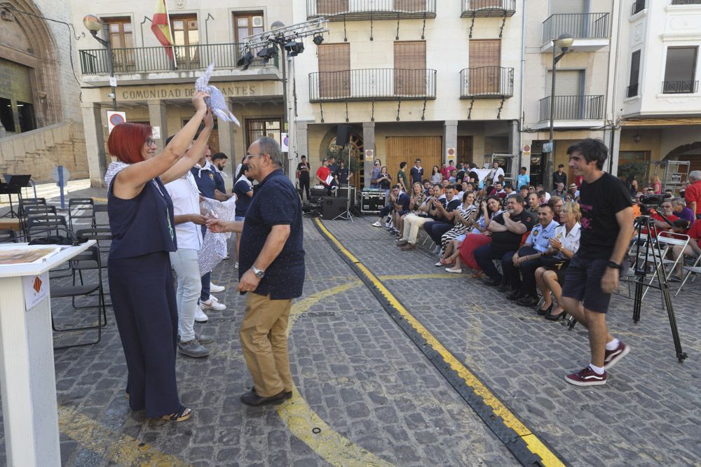 Fiestas de Sagunt. Pregón De Vicente Vayá y puesta del pañuelo de las peñas.