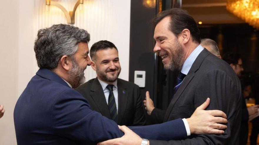 Alejandro Calvo saluda a Óscar Puente, con Jorge García al lado, ayer, en Madrid, en un desayuno informativo.