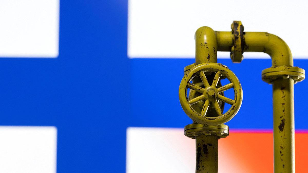 Fotoilustración de tubería de gas natural frente a los colores de las banderas de Finlandia y Rusia