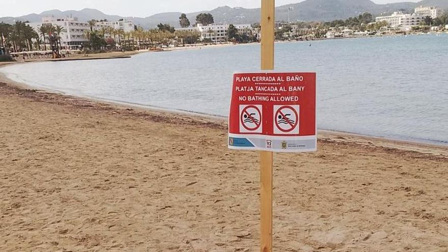 Un nuevo vertido de aguas fecales en la bahía de Sant Antoni obliga a cerrar una playa