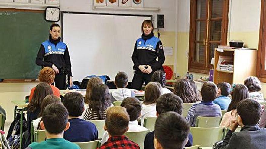 Las dos agentes de la Policía Municipal, durante la charla impartida en el colegio Gonzalo de Berceo.