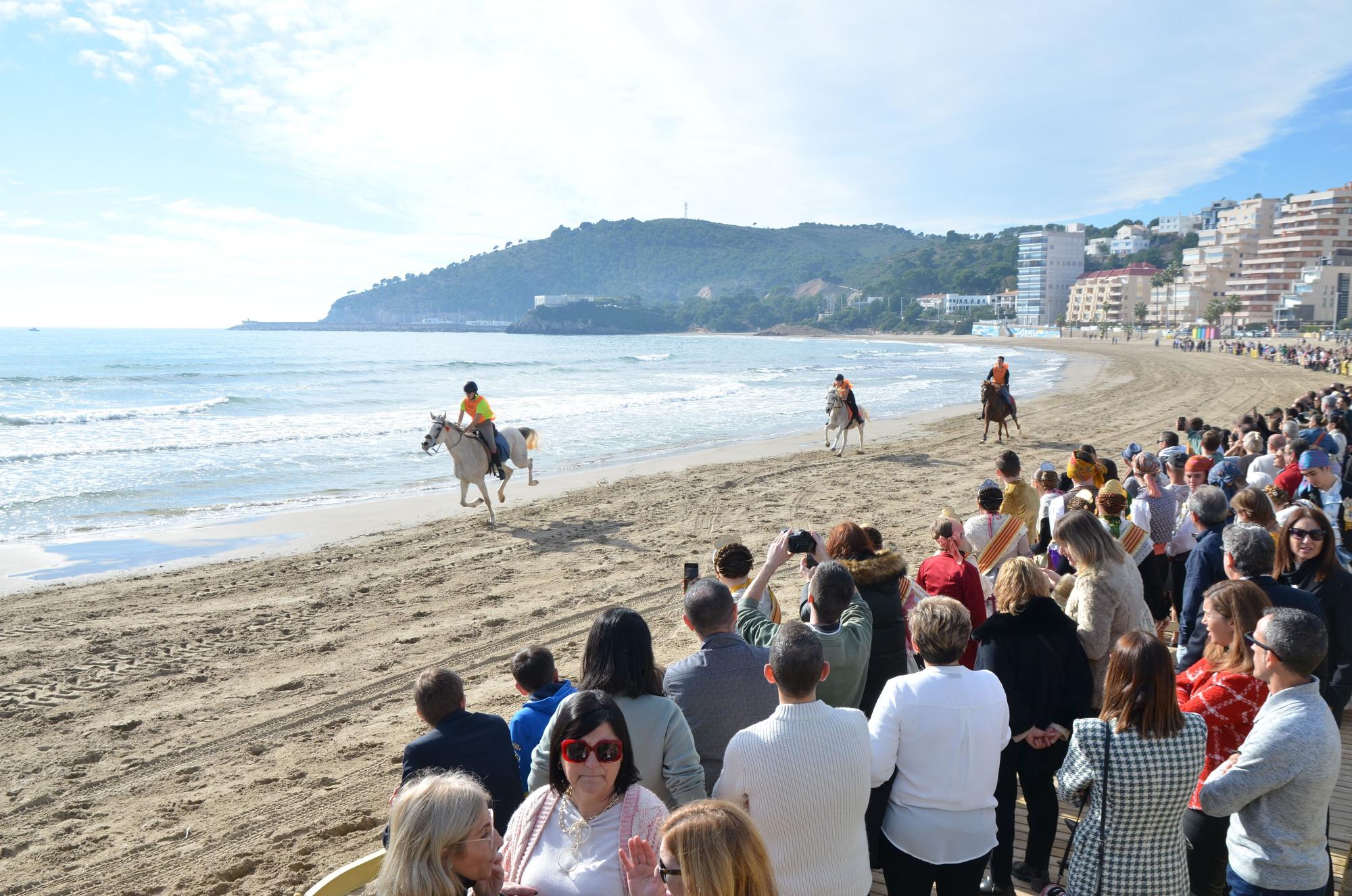 Las imágenes más vistosas de la carrera de caballos y burros de Orpesa