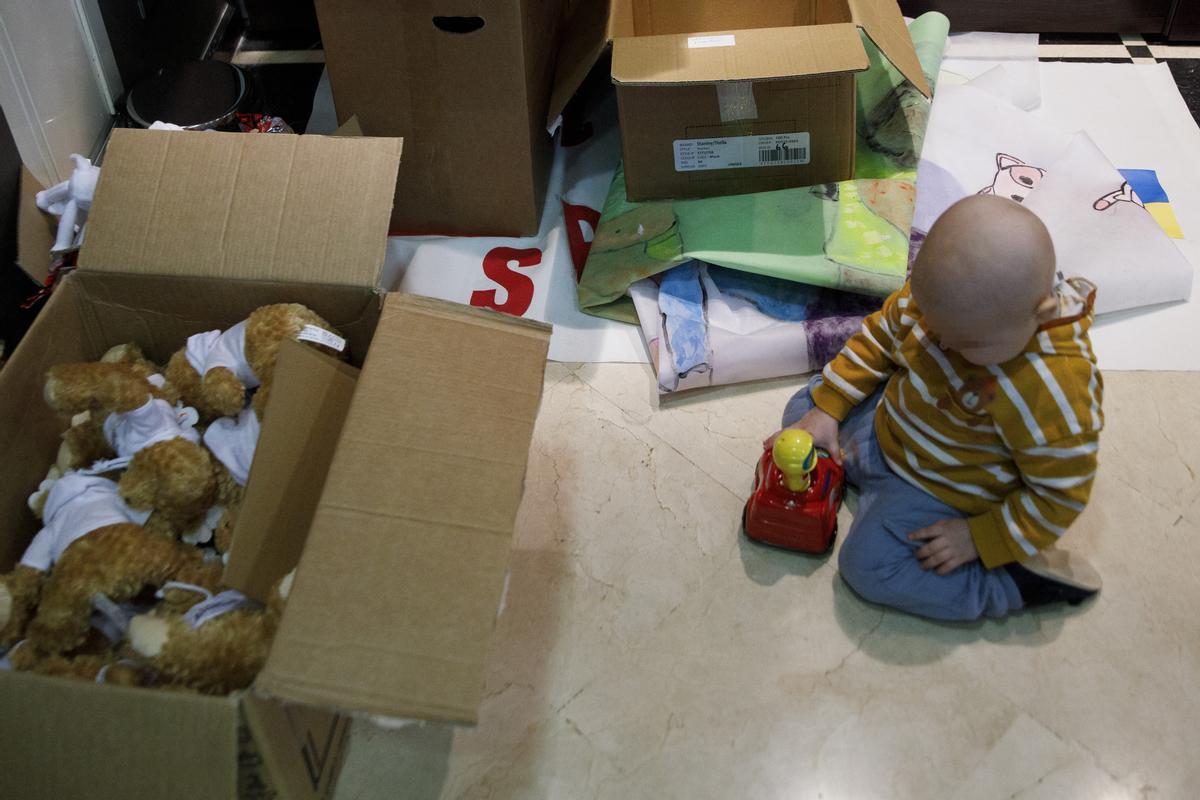 Un niño ucraniano traído por la Fundación Aladina cuando llegó a Madrid. Un niño ucraniano traído por la Fundación Aladina cuando llegó a Madrid.