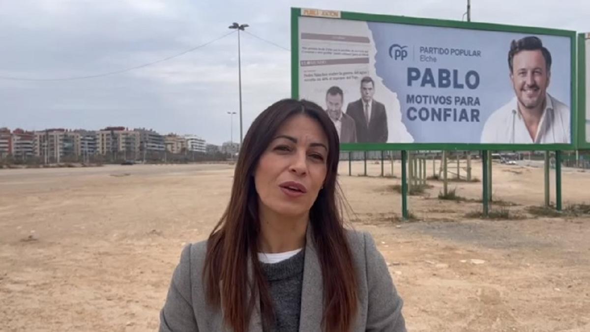 La vicesecretaria de comunicación del PP de Elche junto a la nueva campaña publicitaria de cara a las elecciones