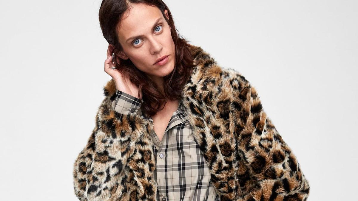 Abrigo animal print de Zara (Precio: 89,95 euros)